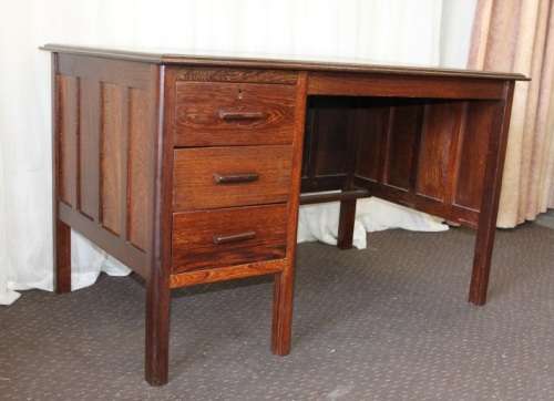 A STUNNING VINTAGE 3-DRAWERS SOLID PARTRIDGE-WOOD OFFICE/ EXECUTIVES DESK IN AWESOME CONDITION