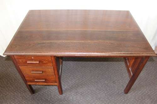 A STUNNING VINTAGE 3-DRAWERS SOLID PARTRIDGE-WOOD OFFICE/ EXECUTIVES DESK IN AWESOME CONDITION