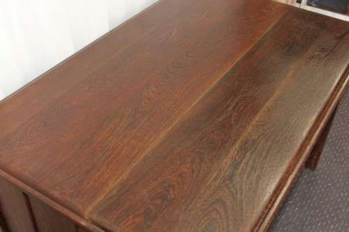 A STUNNING VINTAGE 3-DRAWERS SOLID PARTRIDGE-WOOD OFFICE/ EXECUTIVES DESK IN AWESOME CONDITION