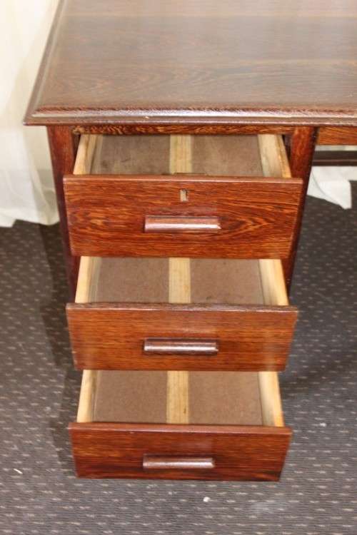 A STUNNING VINTAGE 3-DRAWERS SOLID PARTRIDGE-WOOD OFFICE/ EXECUTIVES DESK IN AWESOME CONDITION