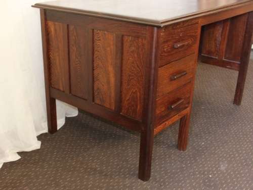 A STUNNING VINTAGE 3-DRAWERS SOLID PARTRIDGE-WOOD OFFICE/ EXECUTIVES DESK IN AWESOME CONDITION