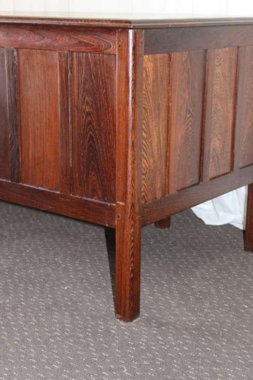 A STUNNING VINTAGE 3-DRAWERS SOLID PARTRIDGE-WOOD OFFICE/ EXECUTIVES DESK IN AWESOME CONDITION