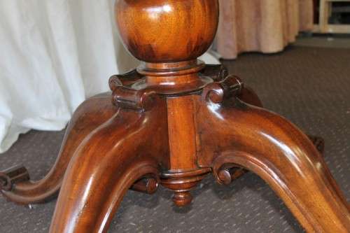 An awesome 4 To 10-seater extendable dining table w/ a spectacular carved centre pedestal | RS17