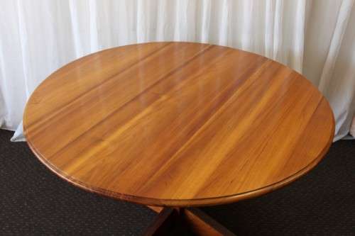 AN AWESOME LARGE ROUND SOLID BLACKWOOD DINING ROOM TABLE WITH A STURDY CENTRED LEG