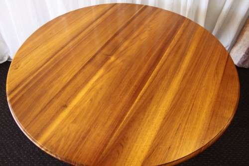 AN AWESOME LARGE ROUND SOLID BLACKWOOD DINING ROOM TABLE WITH A STURDY CENTRED LEG