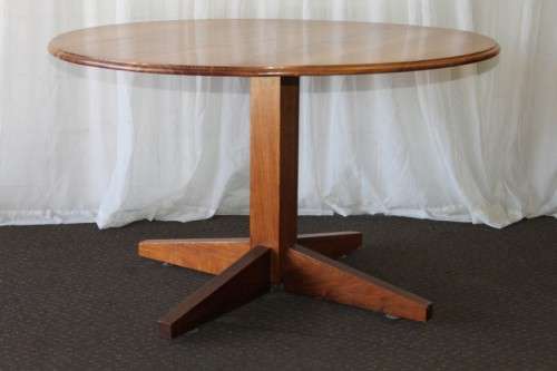 AN AWESOME LARGE ROUND SOLID BLACKWOOD DINING ROOM TABLE WITH A STURDY CENTRED LEG