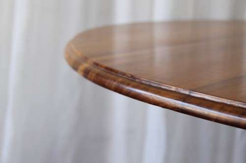 AN AWESOME LARGE ROUND SOLID BLACKWOOD DINING ROOM TABLE WITH A STURDY CENTRED LEG