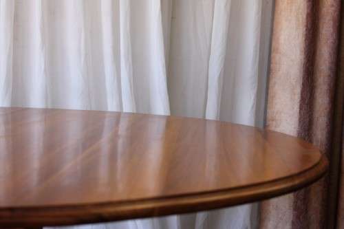 AN AWESOME LARGE ROUND SOLID BLACKWOOD DINING ROOM TABLE WITH A STURDY CENTRED LEG