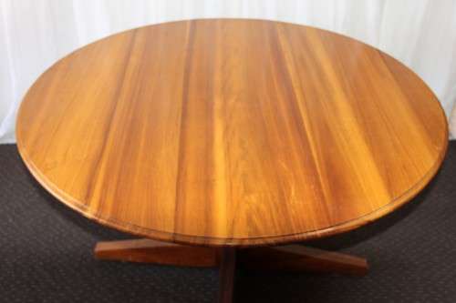 AN AWESOME LARGE ROUND SOLID BLACKWOOD DINING ROOM TABLE WITH A STURDY CENTRED LEG