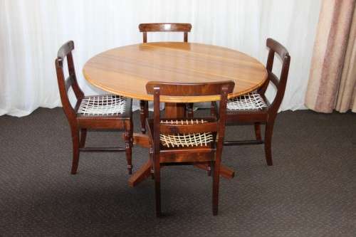 AN AWESOME LARGE ROUND SOLID BLACKWOOD DINING ROOM TABLE WITH A STURDY CENTRED LEG