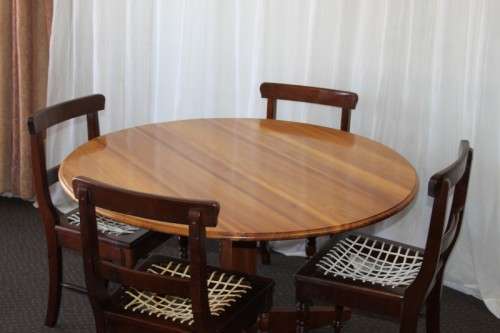 AN AWESOME LARGE ROUND SOLID BLACKWOOD DINING ROOM TABLE WITH A STURDY CENTRED LEG