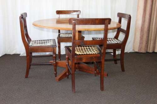AN AWESOME LARGE ROUND SOLID BLACKWOOD DINING ROOM TABLE WITH A STURDY CENTRED LEG