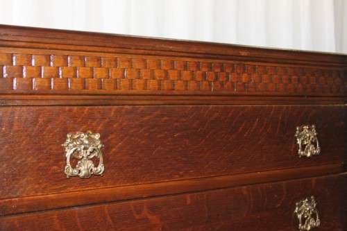 A beautiful Solidly built 5-drawer chest of drawers with stunning styling & ornate handles