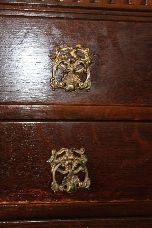 A beautiful Solidly built 5-drawer chest of drawers with stunning styling & ornate handles