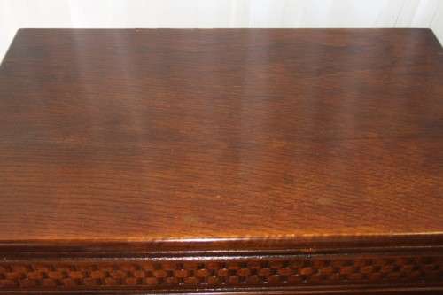A beautiful Solidly built 5-drawer chest of drawers with stunning styling & ornate handles