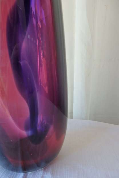 AN INCREDIBLE TALL SIGNED HAND-BLOWN GLASS "CONTEMPORARY ART GLASS" VASE IN SUPERB CONDITION