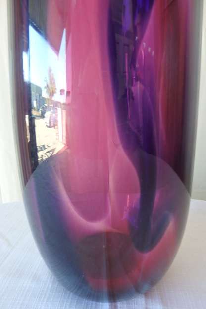 AN INCREDIBLE TALL SIGNED HAND-BLOWN GLASS "CONTEMPORARY ART GLASS" VASE IN SUPERB CONDITION