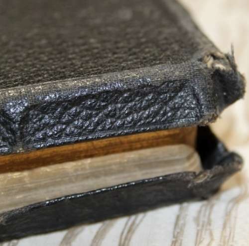 A BEAUTIFUL COLLECTIBLE ANTIQUE (1930s) ENGLISH POCKET BIBLE IN GREAT CONDITION FOR ITS AGE