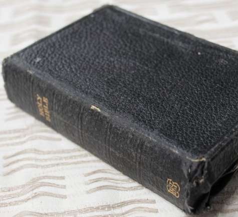 A BEAUTIFUL COLLECTIBLE ANTIQUE (1930s) ENGLISH POCKET BIBLE IN GREAT CONDITION FOR ITS AGE