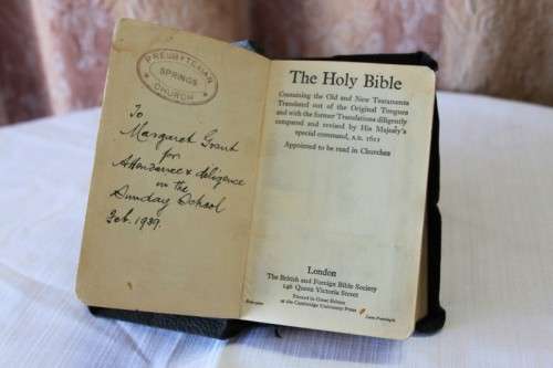 A BEAUTIFUL COLLECTIBLE ANTIQUE (1930s) ENGLISH POCKET BIBLE IN GREAT CONDITION FOR ITS AGE