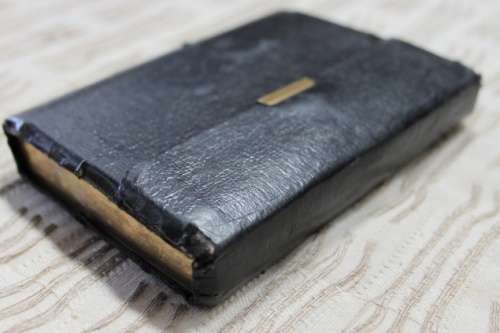 A STUNNING VINTAGE "SNAP FLAP" ENGLISH "KING JAMES" POCKET BIBLE IN GREAT CONDITION