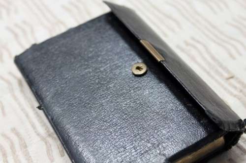 A STUNNING VINTAGE "SNAP FLAP" ENGLISH "KING JAMES" POCKET BIBLE IN GREAT CONDITION