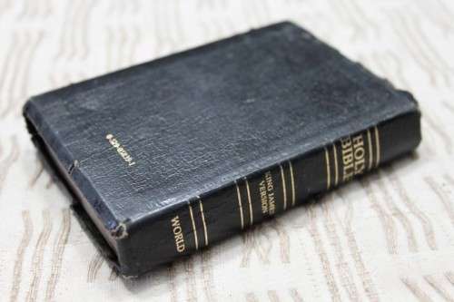 A STUNNING VINTAGE "SNAP FLAP" ENGLISH "KING JAMES" POCKET BIBLE IN GREAT CONDITION
