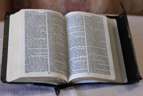 A STUNNING VINTAGE "SNAP FLAP" ENGLISH "KING JAMES" POCKET BIBLE IN GREAT CONDITION