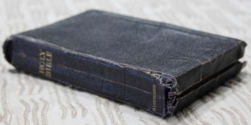 AN AWESOME ANTIQUE KING JAMES "ILLUSTRATED" ENGLISH BIBLE IN GOOD CONDITION