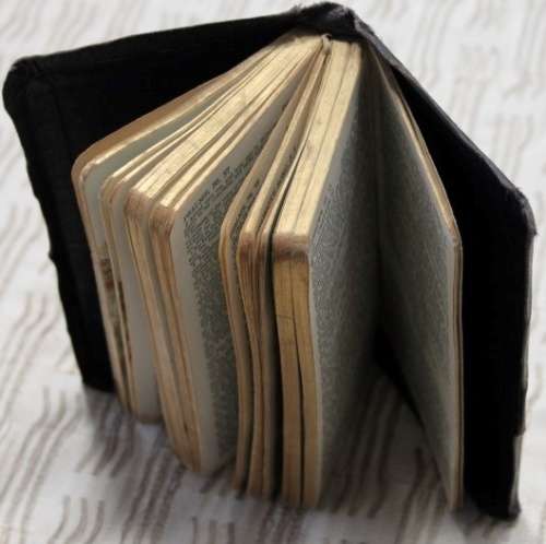 AN AWESOME ANTIQUE KING JAMES "ILLUSTRATED" ENGLISH BIBLE IN GOOD CONDITION