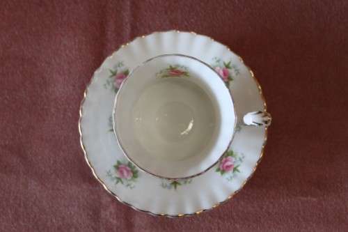 A BEAUTIFUL VINTAGE ROYAL ALBERT FINE BONE CHINA "FORGET-ME-NOT ROSE" CUP & SAUCER DUO - GORGEOUS!!