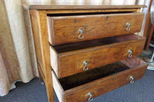 AN EXQUISITE ANTIQUE SOLID OAK THREE DRAWER CHEST OF DRAWERS ON ITS ORIGINAL CASTORS = FABULOUS!!!