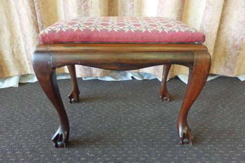 A BEAUTIFUL & ELEGANT VICTORIAN BALL AND CLAW PIANO STOOL w/ EMBROIDERED CUSHION IN GREAT CONDITION