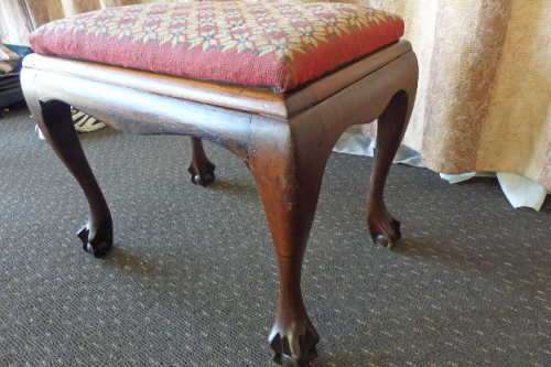 A BEAUTIFUL & ELEGANT VICTORIAN BALL AND CLAW PIANO STOOL w/ EMBROIDERED CUSHION IN GREAT CONDITION