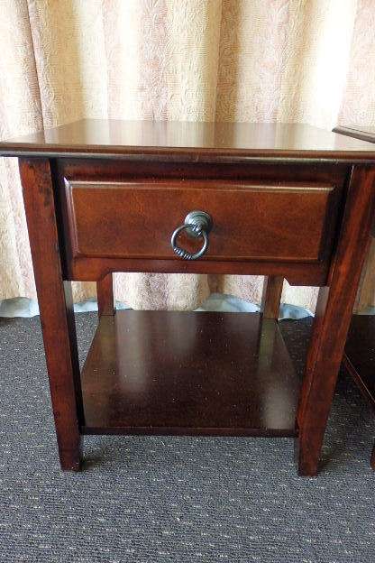 2x gorgeous modern single drawer bedside pedestals in amazing condition - Bid/Pedestal