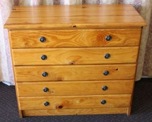 A STUNNING 5-DRAWER SOLID PINE CHEST OF DRAWERS WITH ORNAT HANDLES IN EXCELLENT CONDITION!!!