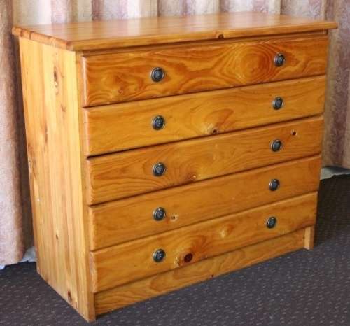 A STUNNING 5-DRAWER SOLID PINE CHEST OF DRAWERS WITH ORNAT HANDLES IN EXCELLENT CONDITION!!!