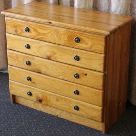 A STUNNING 5-DRAWER SOLID PINE CHEST OF DRAWERS WITH ORNAT HANDLES IN EXCELLENT CONDITION!!!