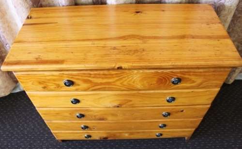 A STUNNING 5-DRAWER SOLID PINE CHEST OF DRAWERS WITH ORNAT HANDLES IN EXCELLENT CONDITION!!!