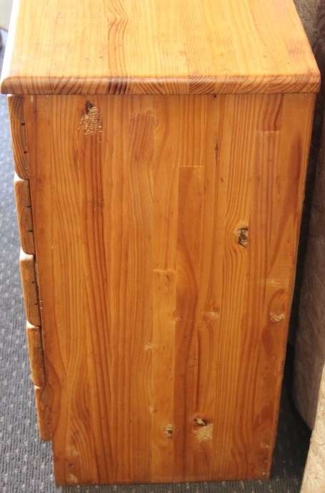 A STUNNING 5-DRAWER SOLID PINE CHEST OF DRAWERS WITH ORNAT HANDLES IN EXCELLENT CONDITION!!!