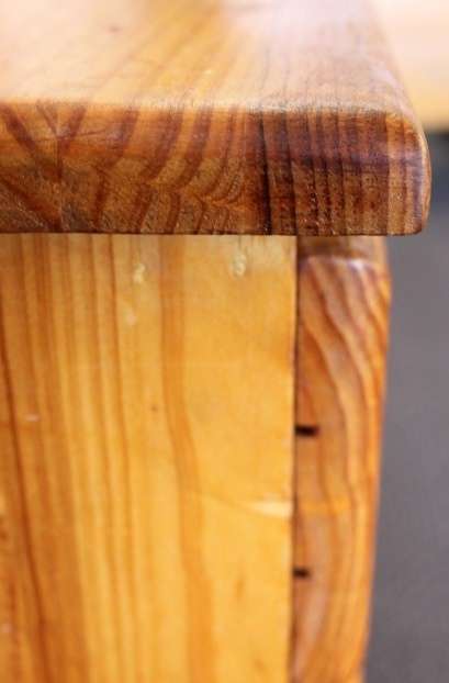 A STUNNING 5-DRAWER SOLID PINE CHEST OF DRAWERS WITH ORNAT HANDLES IN EXCELLENT CONDITION!!!