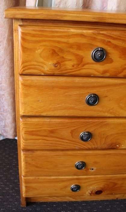 A STUNNING 5-DRAWER SOLID PINE CHEST OF DRAWERS WITH ORNAT HANDLES IN EXCELLENT CONDITION!!!