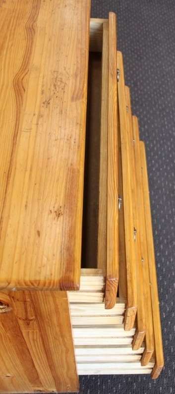 A STUNNING 5-DRAWER SOLID PINE CHEST OF DRAWERS WITH ORNAT HANDLES IN EXCELLENT CONDITION!!!