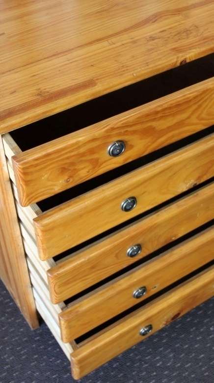A STUNNING 5-DRAWER SOLID PINE CHEST OF DRAWERS WITH ORNAT HANDLES IN EXCELLENT CONDITION!!!