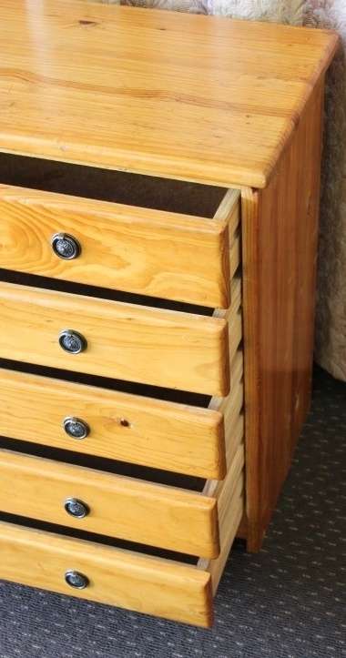 A STUNNING 5-DRAWER SOLID PINE CHEST OF DRAWERS WITH ORNAT HANDLES IN EXCELLENT CONDITION!!!