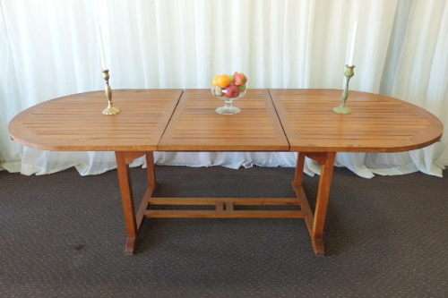 A STUNNING 6 TO 8 SEATER OUTDOOR EXTENDABLE DINING TABLE WITH A "HIDDEN" EXTENSION COMPARTMENT