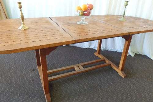 A STUNNING 6 TO 8 SEATER OUTDOOR EXTENDABLE DINING TABLE WITH A "HIDDEN" EXTENSION COMPARTMENT