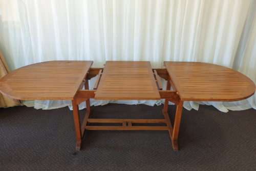 A STUNNING 6 TO 8 SEATER OUTDOOR EXTENDABLE DINING TABLE WITH A "HIDDEN" EXTENSION COMPARTMENT