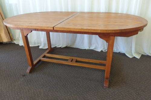 A STUNNING 6 TO 8 SEATER OUTDOOR EXTENDABLE DINING TABLE WITH A "HIDDEN" EXTENSION COMPARTMENT
