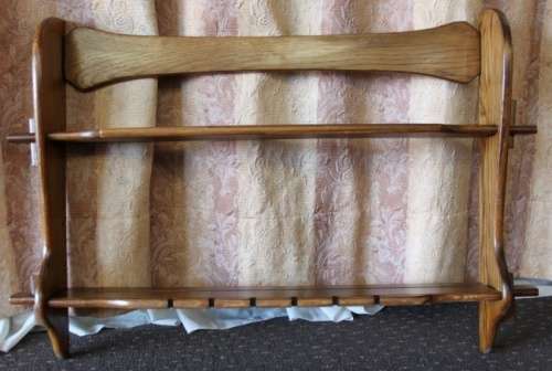A BEAUTIFUL VINTAGE WALL MOUNTABLE DISPLAY STAND WITH GROOVED SHELVES FOR DISPLAYING PLATES